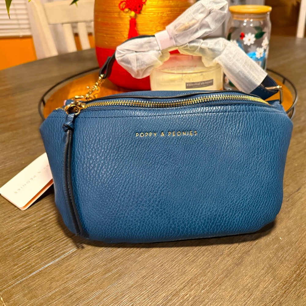 Poppy & Peonies “ the sidekick” Navy/new with tags !!